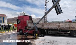 Van’da tır direğe çarptı: 1 yaralı