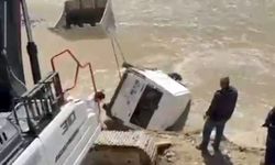 Zap Suyu’na Uçan Minibüs Sürücüsü Geceyi Araç Üzerinde Geçirdi
