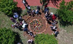 Minik eller toprakla buluştu