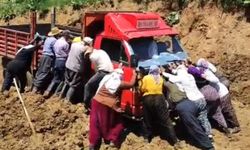 Berivanlar çamura saplanan kamyoneti itekleyerek kurtardı