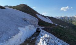 Hakkari’de 5 metreyi bulan karda yayla yolları açılıyor