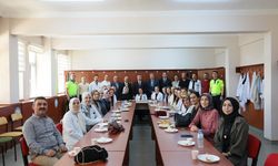 Vali Aydoğdu kendisini okula davet eden öğrencinin sınıfına konuk oldu
