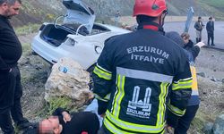 Erzurum’da otomobil istinat duvarına çarptı: 1’i ağır 4 yaralı