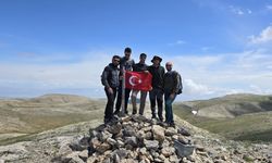 Komşu iki il zirvede birleşti, en yüksek yere Türk bayrağı dikti