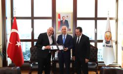 Gazeteci Cem Bakırcı’dan Efkan Âlâ’ya Anlamlı Hediye