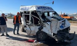 Yüksekova’da feci kaza: Yolcu minibüsü ile kamyon çarpıştı, 2 kişi hayatını kaybetti