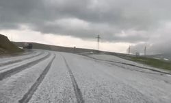 Ardahan’da dolu yağışı Ilgar Dağı Geçidi’ni beyaza bürüdü