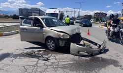 Erzincan’da iki otomobil çarpıştı: Araçlar hurdaya döndü
