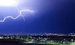 Erzurum’da şimşekler geceyi gündüze çevirdi