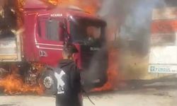 Malatya’da saman yüklü tır alevlere teslim oldu