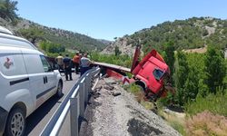Malatya'da bariyerlere çarpan çekici askıda kaldı, trafikte uzun kuyruk oluştu