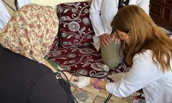 Sağlık ordusu İran sınırında kavurucu sıcağa ve sarp araziye meydan okuyor