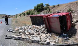 Elazığ'da parke taşı yüklü kamyonet devrildi: 1'i ağır 2 yaralı