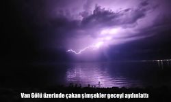 Van Gölü üzerinde şimşek şöleni: Gece gündüze döndü