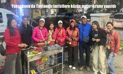 Yüksekova’da Taylandlı Turistlere Sıcak Karşılama: Közde Mısır İkram Edildi