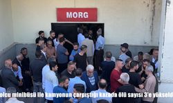 Hakkari'de yolcu minibüsü ile kamyon çarpıştı: Ölü sayısı 3'e yükseldi