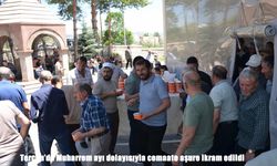 Tercan'da Muharrem ayı dolayısıyla cemaate aşure ikram edildi