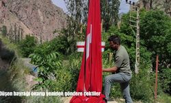 Düşen bayrağı onarıp yeniden göndere çektiler