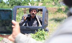 İnşaatı Bıraktı, Çoban Oldu; Derede Bulduğu Eski Televizyonla Sosyal Medyada Fenomen Oldu