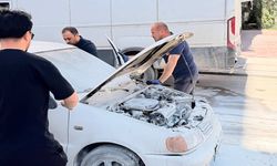 Van'da seyir halindeki otomobilin motoru yandı