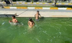 Sıcaktan Bunalan Çocuklar Çareyi Süs Havuzunda Buldu