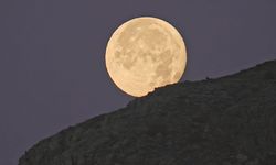 Bitlis'te Gün Doğumu ve Dolunay Aynı Anda Görüntülendi