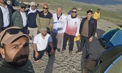 Vangölü aktivistlerinden Süphan Dağı zirvesinde çevre farkındalığı