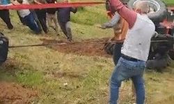 Sarıkamış'ta devrilen traktörü köylüler imeceyle kurtardı