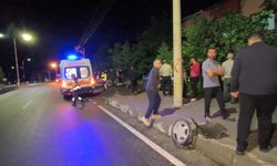 Lastiği kopan otomobil kaldırıma çıkarak bahçe çitlerine girdi