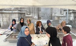 Erzurum Kent Konseyi Kadın Meclisi'nden Çifte Minareli Medrese önünde aşure ikramı