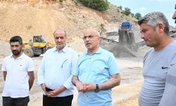 Malatya'da mobil konkasörlerle yol yapımına yerinde üretim desteği