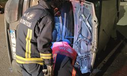Van'da hafif ticari kamyonet devrildi: 3 kişi yaralandı