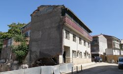 Malatya'da göçük sonrası mühürlenen apartmandan kopan parçalar paniğe neden oldu
