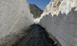 Yüksekova’da 8 metrelik kar tünelleri: İş makinesi içinde kayboldu