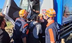 Elazığ’da tırlar çapıştı, sıkışan sürücü için ekipler zamanla yarıştı