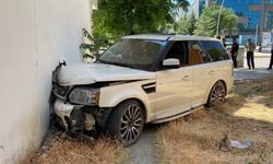 Kontrolden çıkan cip, kaldırımda yürüyen vatandaşa çarptı: 1'i ağır 2 yaralı
