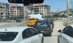 Hemzemin geçitte araçların tehlikeli geçişleri kameraya yansıdı