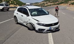 Bingöl’de otomobil bariyerlere çarptı: 4 yaralı