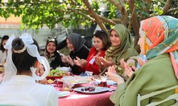 Protokol eşleri koruyucu aileyi yalnız bırakmadı