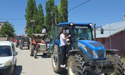 Van'da traktörlü düğün ilgi odağı oldu