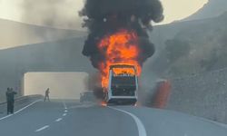 Erzincan'da alev topuna dönen yolcu otobüsü kamerada