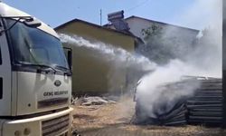 Bingöl'de istiflenen plastik pencereler alev aldı