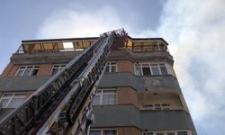Elazığ'da 5 katlı binanın çatısında yangın