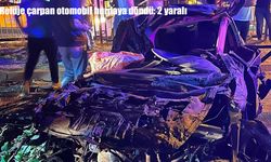 Refüje çarpan otomobil hurdaya döndü: 2 yaralı
