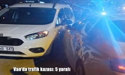 Van'da hafif ticari araç ile otomobil çarpıştı: 5 yaralı