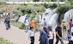 Debisi yükselen Muradiye Şelalesi’ne ziyaretçi akını