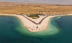 Van Gölü'ndeki Çakıl Adası serin suyu ve doğal güzellikleriyle ziyaretçilerini ağırlıyor