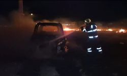 Alevlerin arasında kalan araç küle döndü