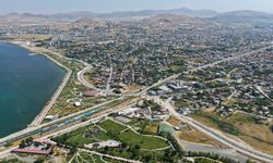 Van Büyükşehir Belediyesi sahil yolu çalışmalarını sürdürüyor