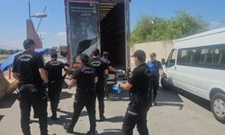 Erzincan'da tır dorsesinde 11 düzensiz göçmen yakalandı